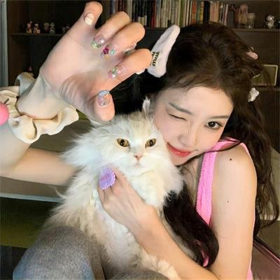 戴流苏耳环的少女
